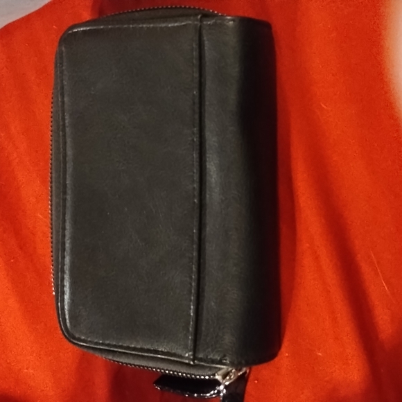 Kenneth Cole Reaction Wallet - Picture 2 of 4